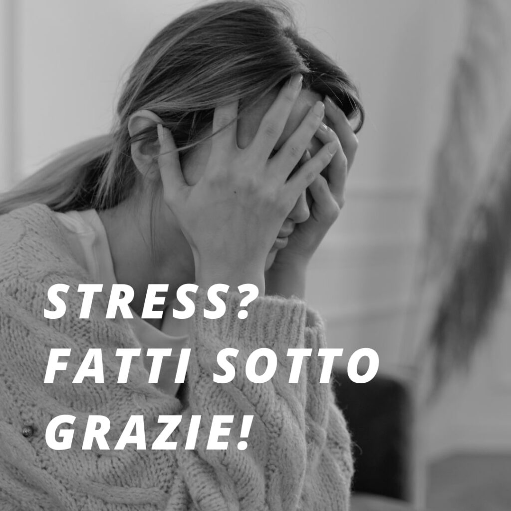 Donna con le mani sul volto emozione stress